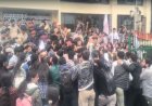एचपीयू में एसएफआई महारैली में जमकर हंगामा, वीसी कार्यालय का घेराव करने से रोकने पर जमकर धक्कामुक्की