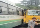 एचआरटीसी और टिपर में टक्कर, चालक समेत कई सवारियों को आईं चोटें