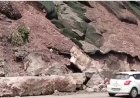 चक्कीमोड में फिर बना पहाड़ खतरनाक, हाईवे पर खिसक रहा मलबा