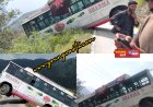 सड़क से बाहर निकलकर हवा में लटकी बस,  देखकर लोगो की अटकी सांसें 