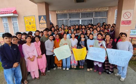 हरिपुरधार महाविद्यालय में छात्रों एवं अभिभावकों का शांतिपूर्ण आंदोलन, प्रोफेसरों के तबादले रोकने और बंद की गई स्ट्रीमों को पुनः शुरू करने की मांग