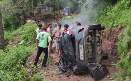 शमलेच टनल के पास खाई में गिरी कार, दो गंभीर घायल