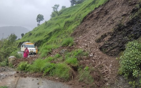 भूस्खलन से हरिपुरधार-बडोल मार्ग आठ घंटे से बंद, शाम तक बहाली की उम्मीद