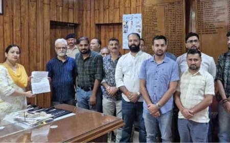 नाहन में बैडमिंटन खिलाड़ियों की डीसी से मुलाकात, इंडोर स्टेडियम में बास्केटबॉल कोर्ट बनाने का जताया विरोध