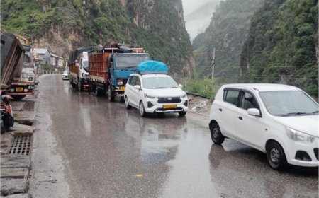 मंडी-कुल्लू हाईवे पर पत्थर गिरने से यातायात बाधित, वाहनों की लगी लंबी कतारें