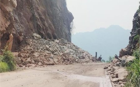 पहाड़ी से गिरा मलबा, कीरतपुर-मनाली फोरलेन यातायात के लिए बंद