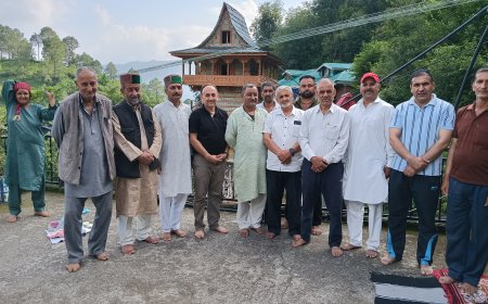 जनसहयोग से ठूंड  में    हो रहा देवता जुन्गा देवचंद मंदिर का जीर्णोद्धार