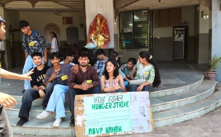 फीस वृद्धि के विरोध में व छात्र संघ चुनाव की बहाली की मांग को लेकर ABVP की  24 घंटे तक की भूख हड़ताल शुरू