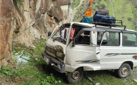चंबा के भरमौर में  ब्रेक फेल होने पर चालक ने पहाड़ी से टकराई वैन, 2 लोग गंभीर घायल