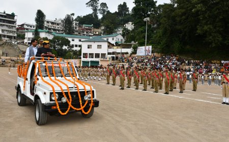 नाहन चौगान में तकनीकी शिक्षा मंत्री राजेश धर्माणी ने ध्वाजारोहण कर ली परेड की सलामी  