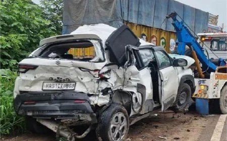 तेज रफ्तार कार ने 3 ट्रकों को मारी टक्कर, उड़े परखच्चे, 26 वर्षीय युवक की मौत