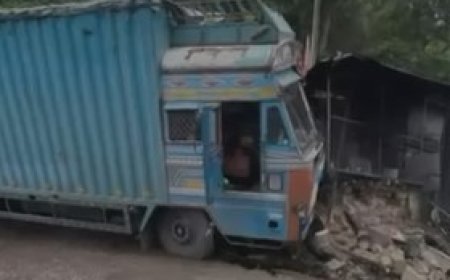 नवोदय स्कूल के पास तीखे मोड़ पर बेकाबू ट्रक खोखे में घुसा, सीसीटीवी में कैद हुई पूरी घटना