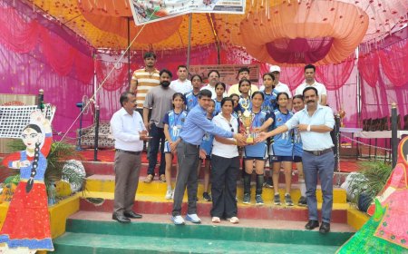 सीबीएसई क्लस्टर-17 वॉलीबॉल में गुरु नानक मिशन स्कूल देवीनगर की छात्राओं ने जीता सिल्वर पदक