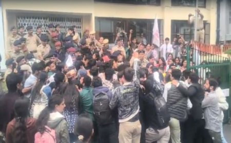 एचपीयू में एसएफआई महारैली में जमकर हंगामा, वीसी कार्यालय का घेराव करने से रोकने पर जमकर धक्कामुक्की