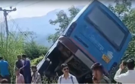 एचआरटीसी और निजी बस में टक्कर से यात्रियों में मची चीख-पुकार