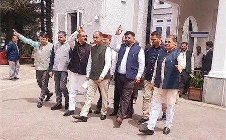 आऊटसोर्स भर्तियों के मुद्दे पर विधानसभा में भारी हंगामा, विपक्ष ने सदन से किया वॉकआऊट