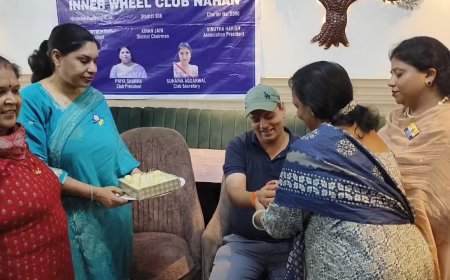 इनर व्हील क्लब का रक्षाबंधन सेलिब्रेशन, क्लब की महिलाओं ने मीडिया कर्मियों को बांधी राखी