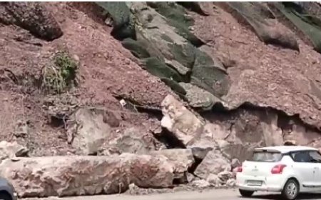 चक्कीमोड में फिर बना पहाड़ खतरनाक, हाईवे पर खिसक रहा मलबा
