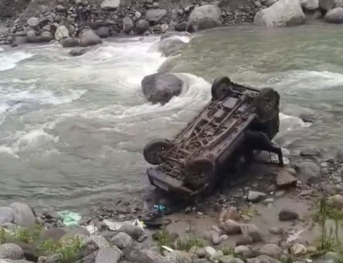 मनालसू नाले में गिरी गाड़ी, दो युवकों की मौत, तीन अस्पताल में भर्ती