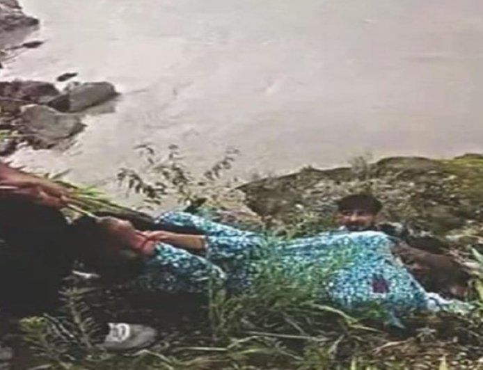 सेल्फी लेते समय ढ़ाक से गिरी लड़की, झाड़ियों में फंसी
