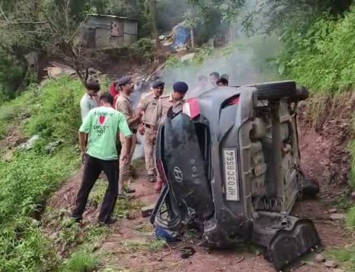 शमलेच टनल के पास खाई में गिरी कार, दो गंभीर घायल