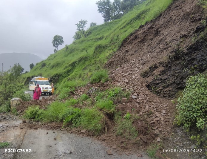 भूस्खलन से हरिपुरधार-बडोल मार्ग आठ घंटे से बंद, शाम तक बहाली की उम्मीद