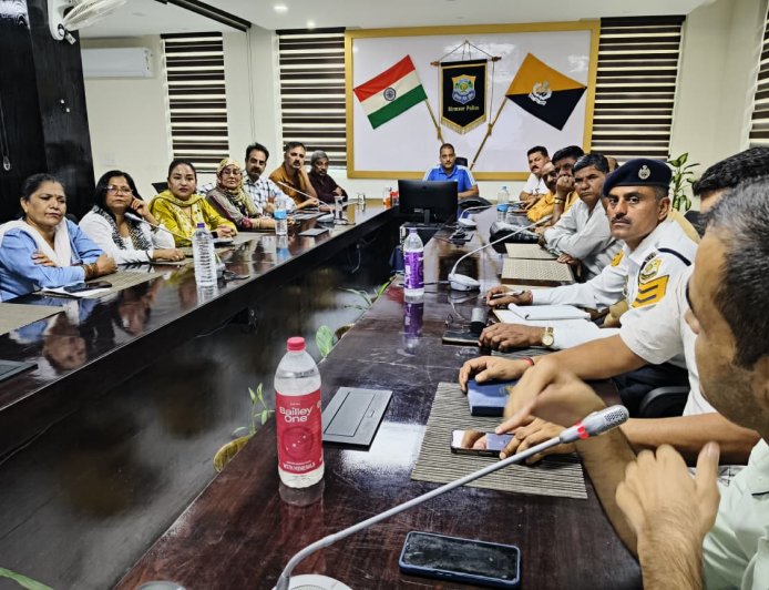 नाहन में सड़क सुरक्षा और साइबर जागरूकता पर मंथन, स्पीड ब्रेकर लगाने व ट्रैफिक सुधार पर बनी सहमति