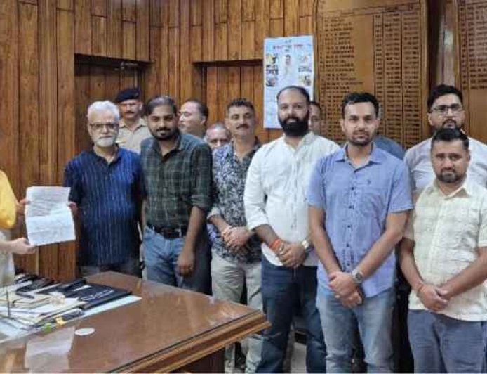 नाहन में बैडमिंटन खिलाड़ियों की डीसी से मुलाकात, इंडोर स्टेडियम में बास्केटबॉल कोर्ट बनाने का जताया विरोध