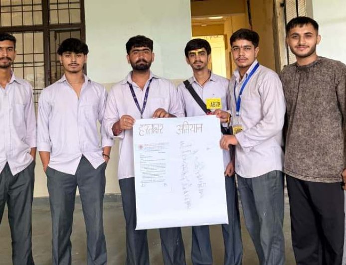 फीस वृद्धि और छात्र संघ चुनाव बहाली को लेकर एबीवीपी ने चलाया हस्ताक्षर अभियान