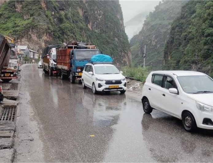 मंडी-कुल्लू हाईवे पर पत्थर गिरने से यातायात बाधित, वाहनों की लगी लंबी कतारें