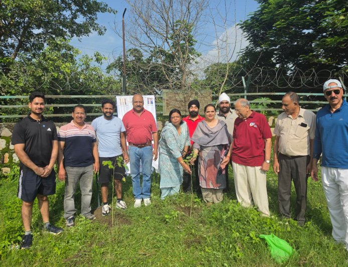 यमुना पार्क में रोटरी क्लब का स्वच्छता और पर्यावरण अभियान: मियावाकी जंगल परियोजना एवं प्लास्टिक बॉटल कलेक्टर का उद्घाटन