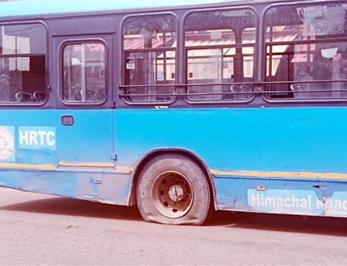 धमाके के साथ फटा HRTC बस का टायर, यात्रियों में मची चीख-पुकार