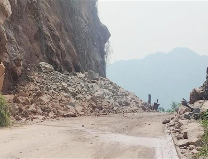 पहाड़ी से गिरा मलबा, कीरतपुर-मनाली फोरलेन यातायात के लिए बंद