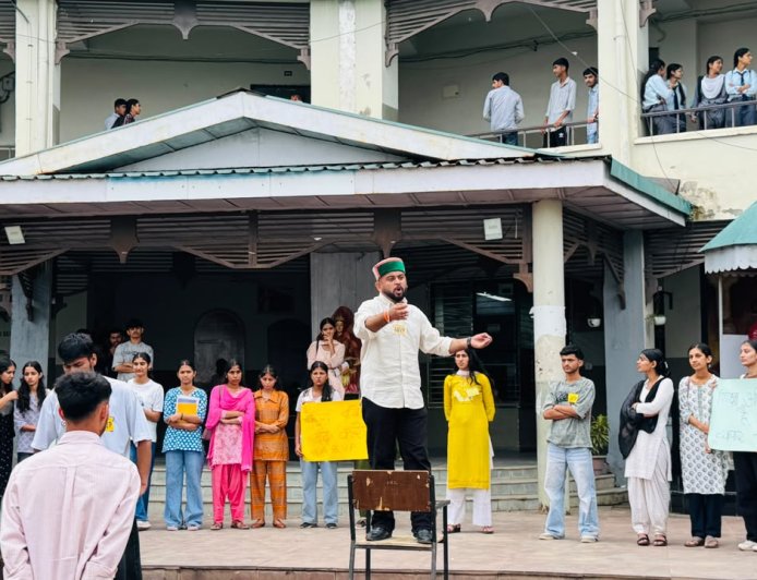 फीस वृद्धि वापस लेने और छात्र संघ चुनाव बहाल करने की मांग को लेकर ABVP ने किया धरना-प्रदर्शन