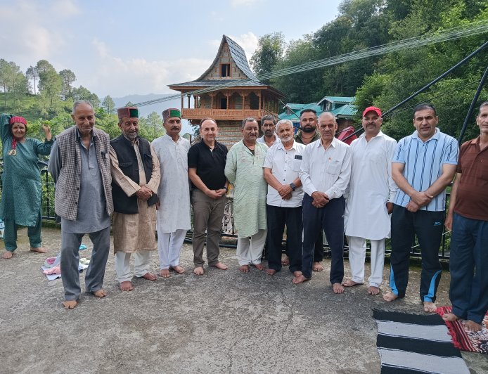 जनसहयोग से ठूंड  में    हो रहा देवता जुन्गा देवचंद मंदिर का जीर्णोद्धार
