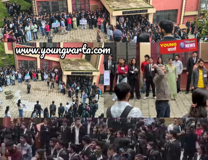 फीस वृद्धि, नई समय-सारणी के विरोध में और SCA चुनाव बहाल करने की मांग को लेकर लॉ फैकल्टी में छात्रों का प्रदर्शन