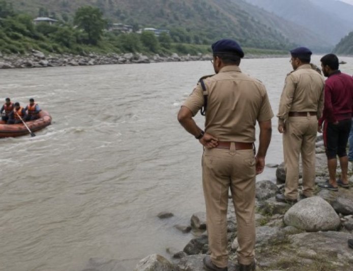 रावी नदी में पिता ने छह वर्षीय बच्चे को फेंका, पुलिस और स्थानीय लोग तलाश में जुटे