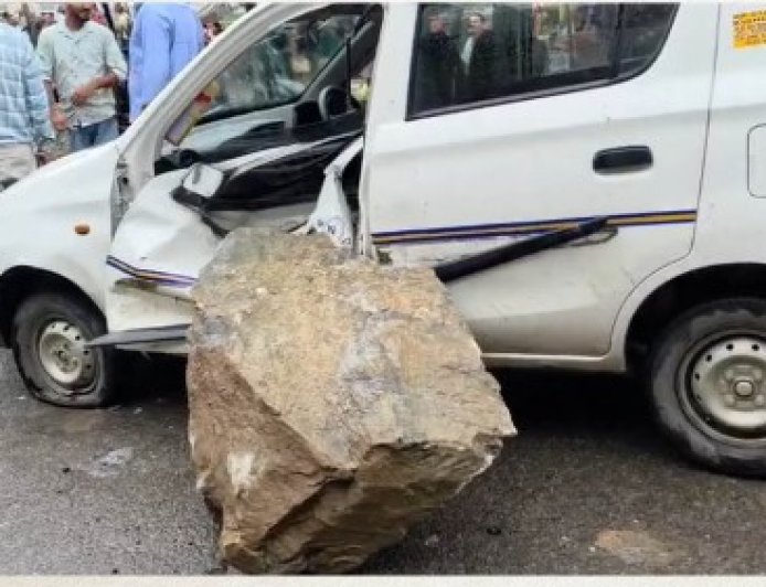 आनी में दो कारों पर गिरीं चट्टानें, 2 घायल, मंडी-कुल्लू हाईवे समेत कई सड़कें बंद