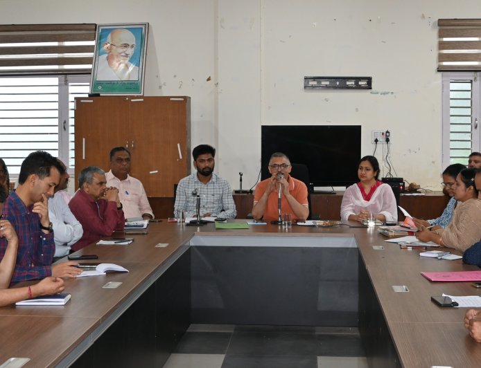 विकास खंड नाहन के बीपीएल परिवारों से विधायक अजय सोलंकी ने किया संवाद