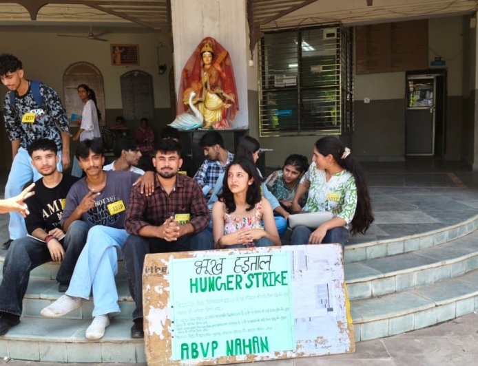 फीस वृद्धि के विरोध में व छात्र संघ चुनाव की बहाली की मांग को लेकर ABVP की  24 घंटे तक की भूख हड़ताल शुरू