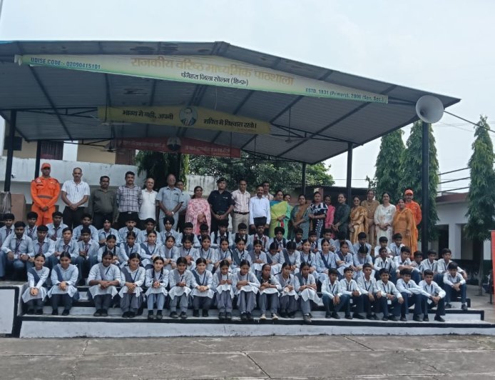 एनडीआरएफ टीम ने सिखाए छात्रों को आपदा से बचने के गुर