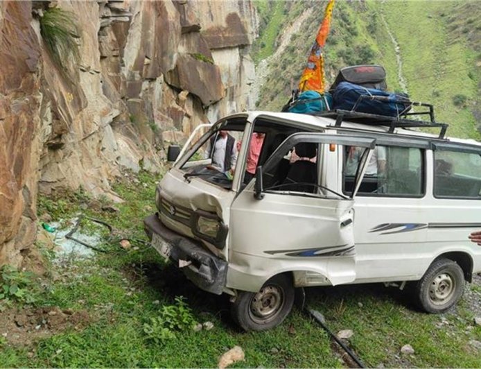 चंबा के भरमौर में  ब्रेक फेल होने पर चालक ने पहाड़ी से टकराई वैन, 2 लोग गंभीर घायल