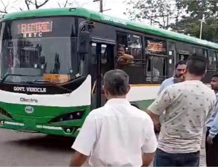 HRTC की नई इलेक्ट्रिक बस को चंडीगढ़ में रोका