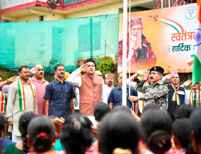 80वें स्वतंत्रता दिवस पर विधायक सुधीर शर्मा ने रक्कड़ भाजपा कार्यालय और फव्वारा चौक धर्मशाला में फहराया तिरंगा
