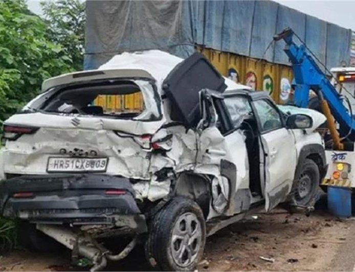 तेज रफ्तार कार ने 3 ट्रकों को मारी टक्कर, उड़े परखच्चे, 26 वर्षीय युवक की मौत