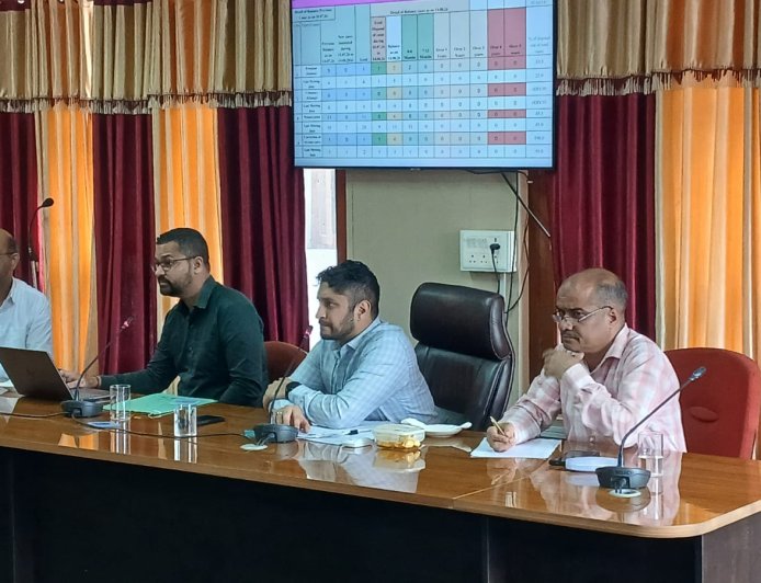 उपायुक्त ने की राजस्व अधिकारियों की बैठक की अध्यक्षता, लंबित मामलों के समयबद्ध निपटारे के दिए निर्देश