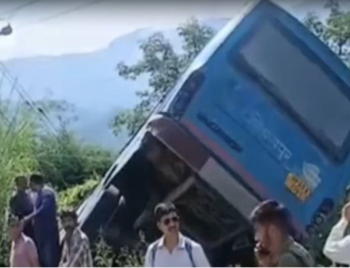 एचआरटीसी और निजी बस में टक्कर से यात्रियों में मची चीख-पुकार