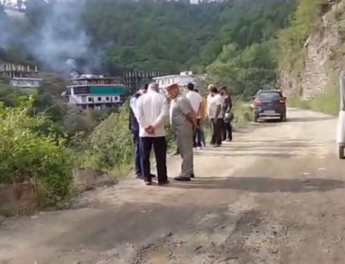 कंडाघाट में खाई में गिरी गाड़ी, 4 स्कूली बच्चों सहित महिला घायल