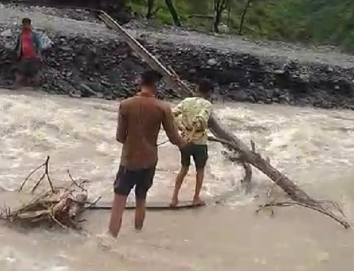 नलटड़ी खड्ड पर पुल बनने का दशकों से  इंतजार, हर बरसात में जान जोखिम में डाल रहे बटोला के लोग