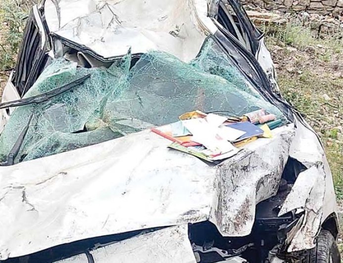 खाई में गिरी कार, जिला प्रोग्राम मैनेजर की मौत, एक सवार गंभीर रूप से घायल